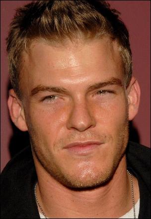 alan-ritchson037 (632x914, 286 kБ...)